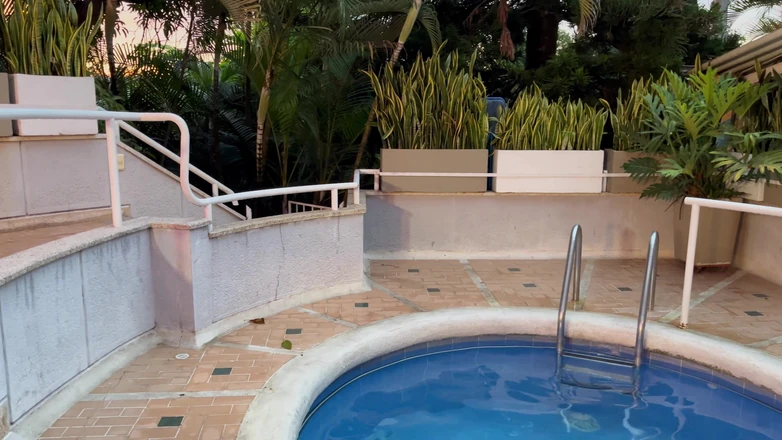 Molly Smith: Seks di kolam