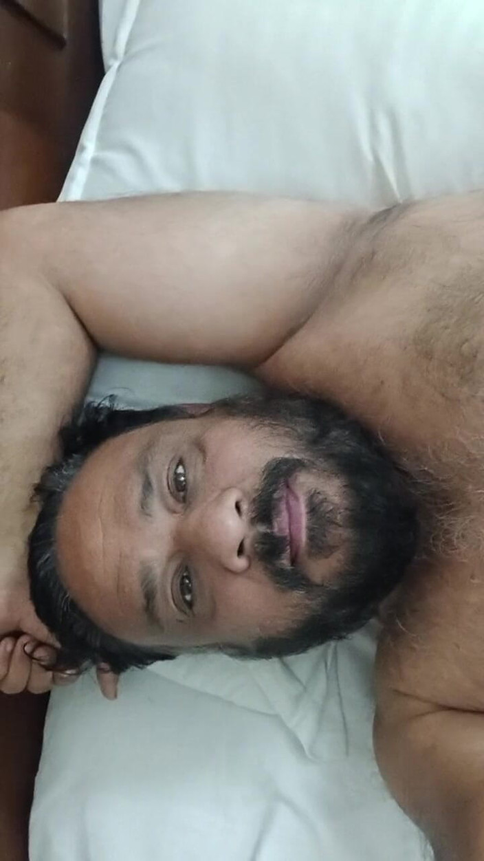 Austin Rose: インドのパパがベッドに横たわり、あなたのためにからかい、ポーズをとっている