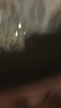 Huisvrouw vastgepind op de muur voor een ruig op zijn hondjes spijkeren