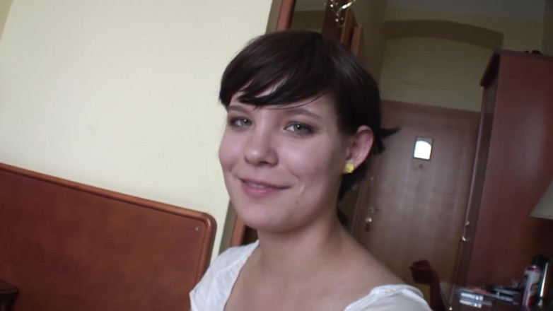 Toy Sluts: Ragazza bruna gioca con un dildo di vetro