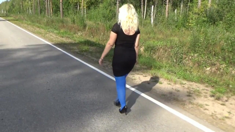 Nylon-Heels: กางเกงน่องสีฟ้า