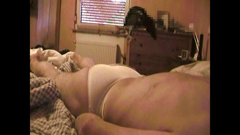 Mark Hannes: Cúi người trong chiếc quần lót màu trắng từ mẹ...