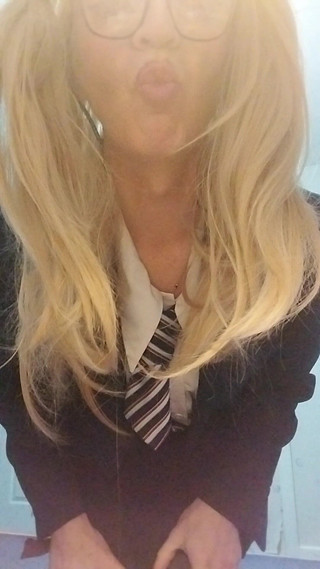 Cindy Belfast: Cindy adore son uniforme