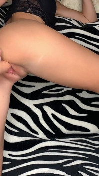 Die Heiße Brünette Streichelt Sich Weiter. Masturbation Allein... Mp4