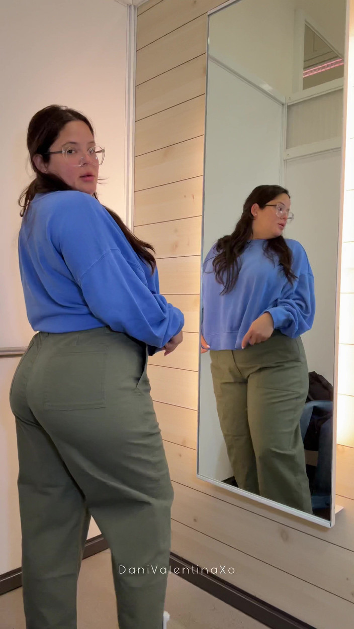 Dani Valentina: BBW anprobe auf zug, vollbusige Dani valentina