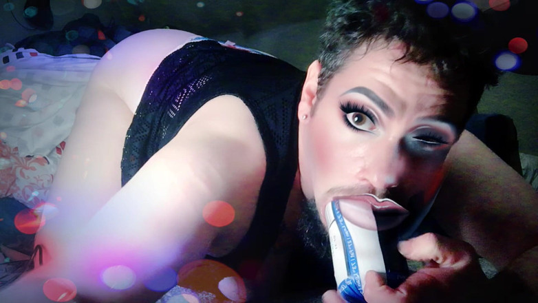 King Of Crossdress: Wow! Oral în gât adânc cu un kilogram de hamburgeri! Deliciu...