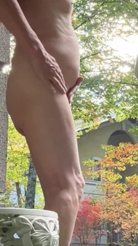 Nackt auf dem balkon