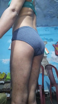 Indian efeminat Femboy Crossdresser cu pula Phimosis masturbare și mângâiere în timp ce poartă sutienul și chiloții surorii sale vitrege