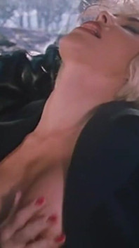 Threesome Fuck in the Car