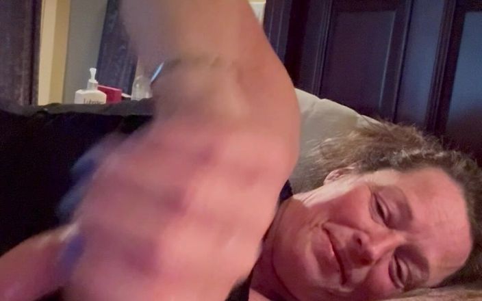 Bonewizzard69: Ehefrau spielt mit dem schwanz ihres mannes, nassem handjob