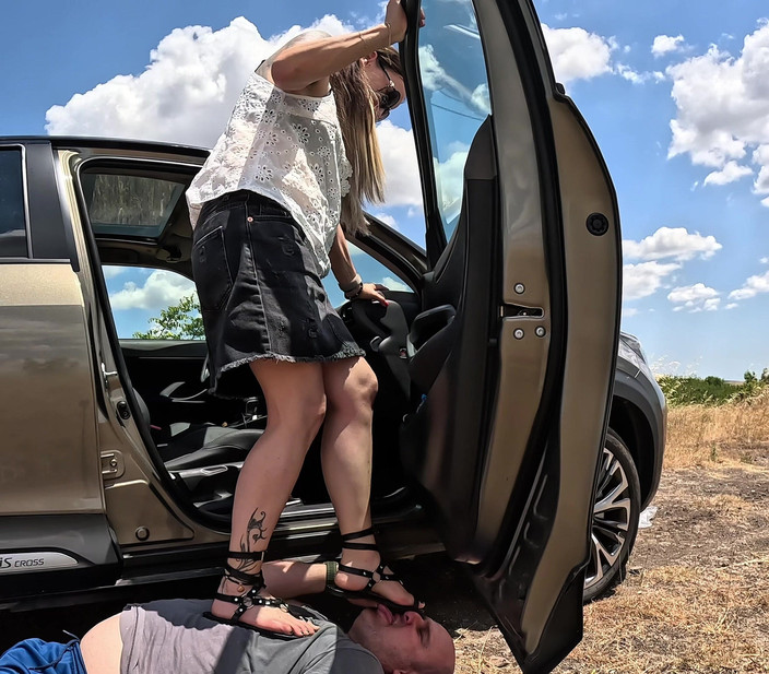 Mistressyammyboots: Tu Lugar Está Debajo