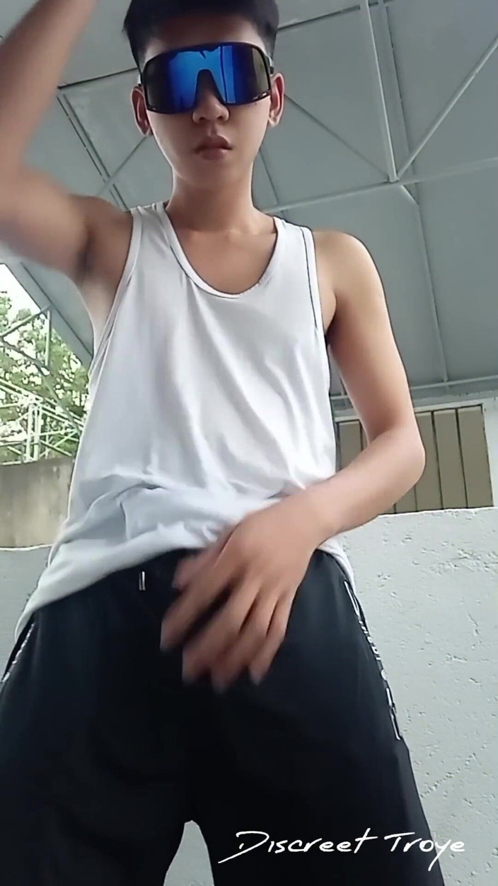 Troye_AsianPinoy: 야외에서 Sarap Pinoy Jakol - 누군가가 보고있는 동안 묘지에서 다시 저크