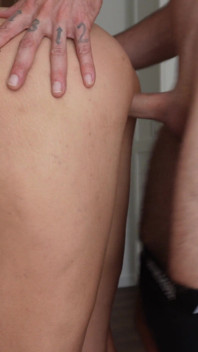 Muž svádí Minu v kuchyni - detailní kouření, zezadu a sexy finále
