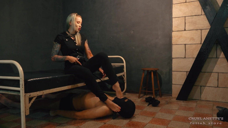 Cruel Anettes fetish world: Ongles Rouges, Léchage De Pieds