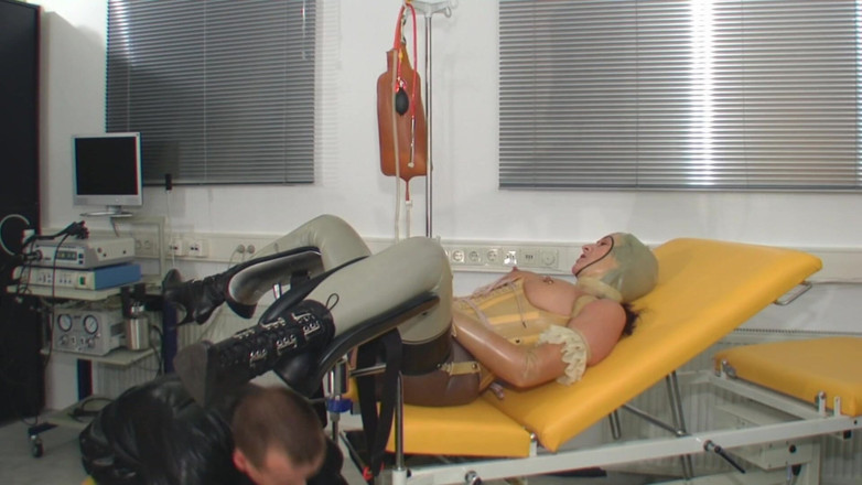 Rubber & Clinic Studio - 1ATOYS: Kinky 2 litre enema in rubber