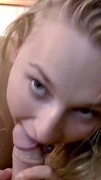 Une jeune blonde sexy se fait baiser par l'énorme bite d'un inconnu et suce