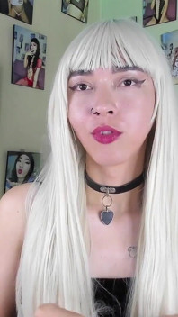Gadis remaja imut lagi asik mainin bom permen karet