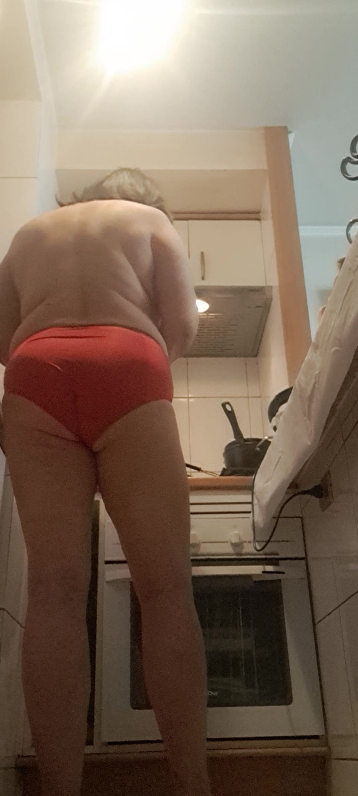Mommy big hairy pussy: キッチンで赤いパンティーを着た熟女