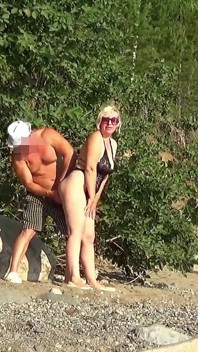 Sexy MILF aan de kust pickup