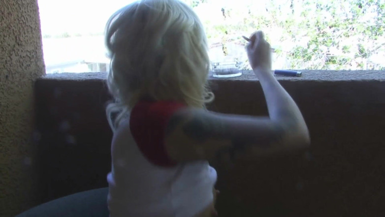 Tight little babes: Nádherná mladá blondýnka roztáhne nohy při kouření doutníku