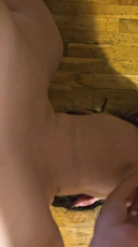 Ho incontrato uno sconosciuto in spiaggia e troppo fatto tornare al mio airbnb per scoparmi in faccia nel mio tour di sesso sarda