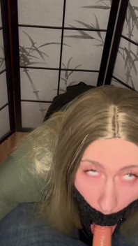 Piccola bionda ragazza effeminato succhia il cazzo