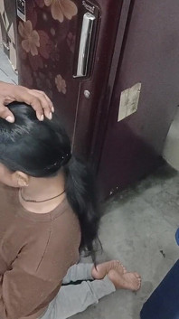 Ragazza scopata nel cancello del frigorifero della cucina sborrata sul culo