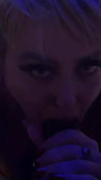 Eve se fait baiser dans les coulisses d’un vrai tournage porno en POV