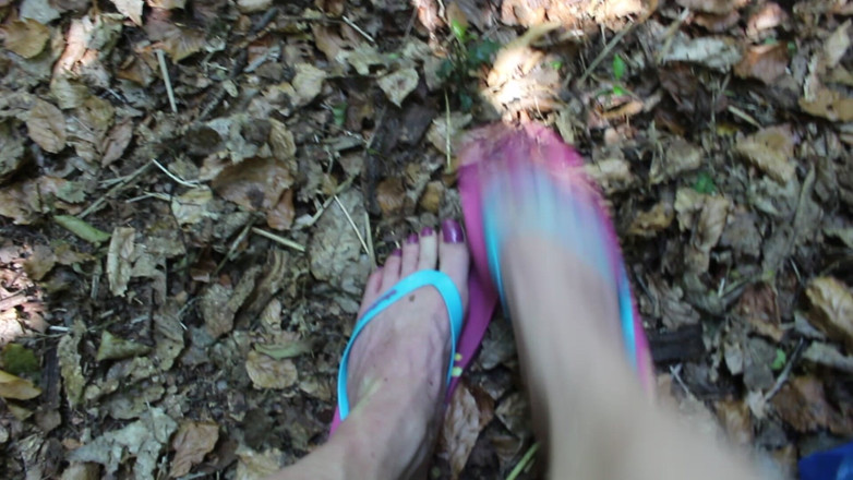Lilly Disgrace: Sissy pieds dans les bois