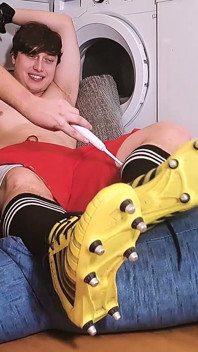 Maç sonrası boyun eğme futbolcu Baron'un taze sarkmamış tabanlarına tapıyor