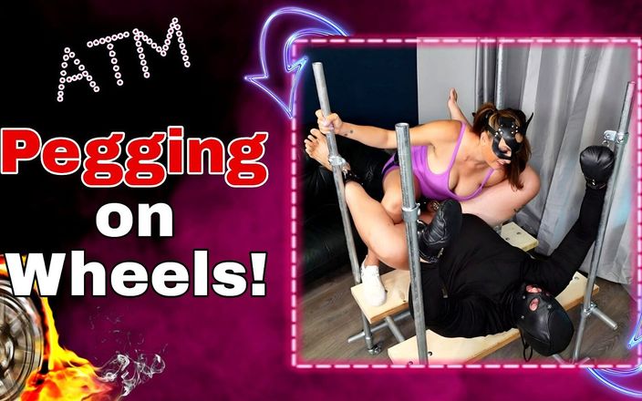 Training Zero: Pegging na kolech femdom anální strapon