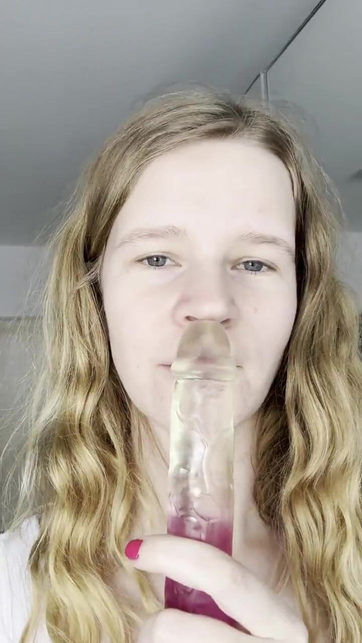 Bikergirl_97: main ise apni sauteli mammi ke dildo ke saath prapt...