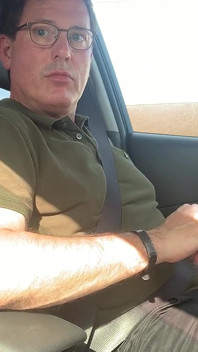 Mi sego nella mia auto sulla strada al negozio