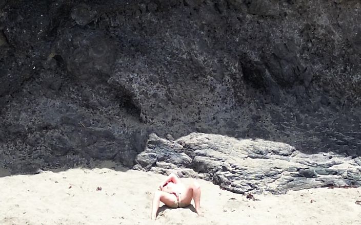 Emma Voyeur: Naken skönhet på stranden - Drone POV Erotisk avkoppling