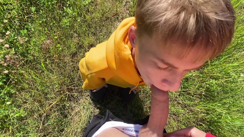 Matty And Aiden: イケメンエイデンは、屋外で彼の友人Mattyを吸う
