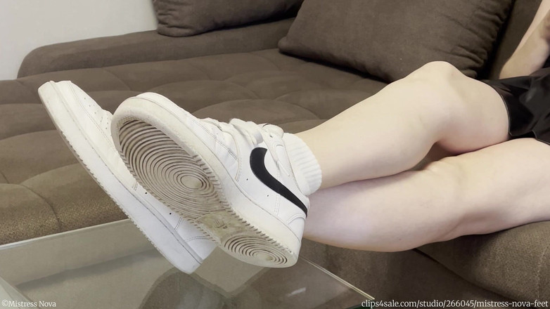Mistress Nova Feet: Paní Nova - Škádlení bílých tenisek