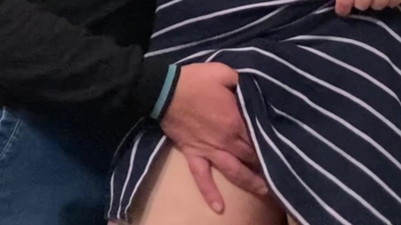 Niki studio: 지하철의 드레스 아래에서 낯선 사람이 내 보지를 만지게 해줘