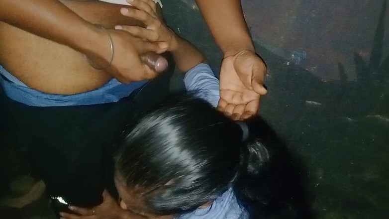 NikiRathod: Avsugningsserie med avsugning bakom lastbilen vid midnatt