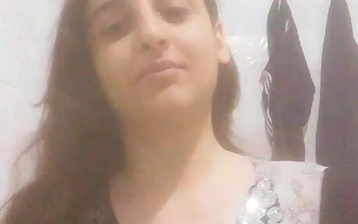 MehwishAly: Mijn Czn toont lichaam aan fans