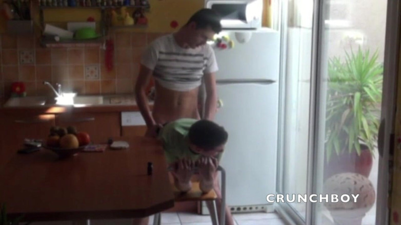 Crunch Boy: Max zerżnięty przez Briana rano w kuchni