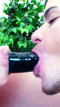 Blonde tiener neukt haar vriendje met een voorbinddildo in de kont en krijgt cumshot als beloning