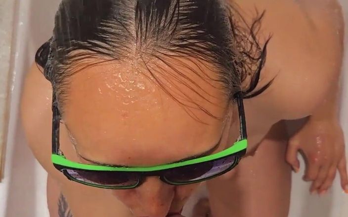 Emma_Alex: Струйка в ванне и дрочка горячей жены с огненными ногтями