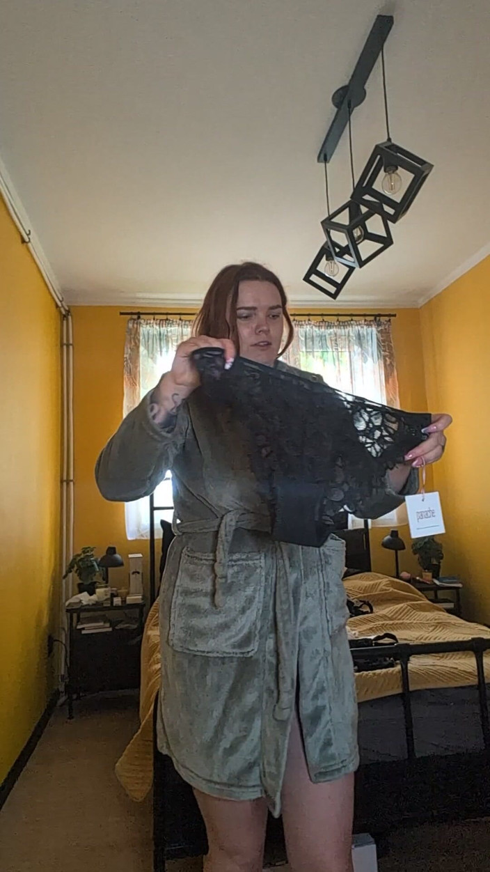 Bastet: 巨乳のお母さんがランジェリーを試着。