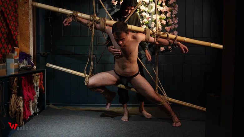 Wanheldvig: Krásný Zeus svázaný jutovými provazy Shibari elegance v bezmocné pozici...