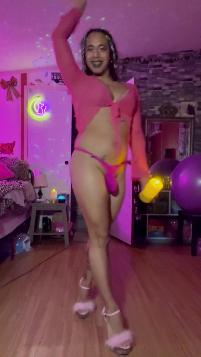 TSJade95: Pomalý a smyslný rock striptýz