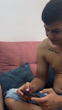 L'enorme cazzo del mio ragazzo sembra così bello che lo sedurrò finché non mi infila il culo stretto.