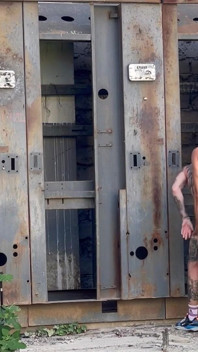 Důvěřivý twink se zamiloval do pohledného muže a dal se mu v opuštěném domě – snědl celý obličej