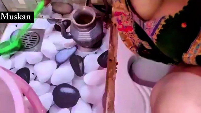 Muskan Rani: देसी लड़की घर की सफाई