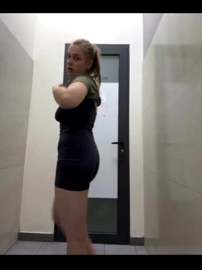 JuiceLussie: Loca follada masturbándose