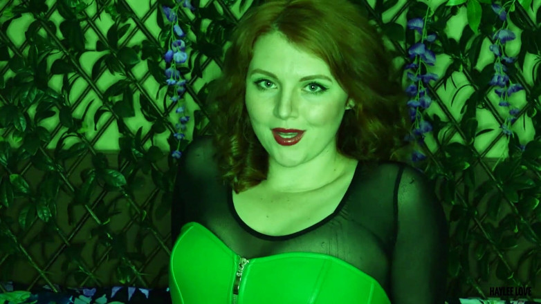 Haylee Love: Poison Ivy hace a Robin su esclava parte 2